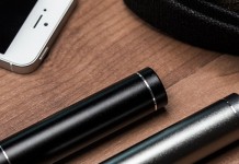 Da li gašenje aplikacija štedi bateriju? Mobitel baterija na stolu