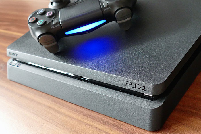 PlayStation 4 i DualShock gamepad